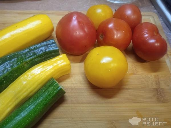 Рецепт: Теплый салат из кабачков со свежими томатами и сыром - быстрый летний салат с обжаренными кабачками