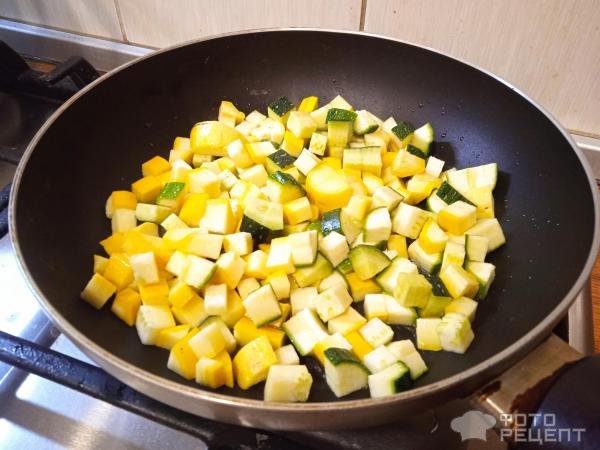 Рецепт: Теплый салат из кабачков со свежими томатами и сыром - быстрый летний салат с обжаренными кабачками