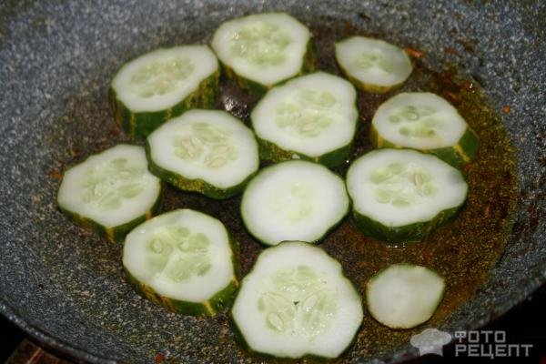 Рецепт: Жареные огурцы - закуска с пассерованными овощами