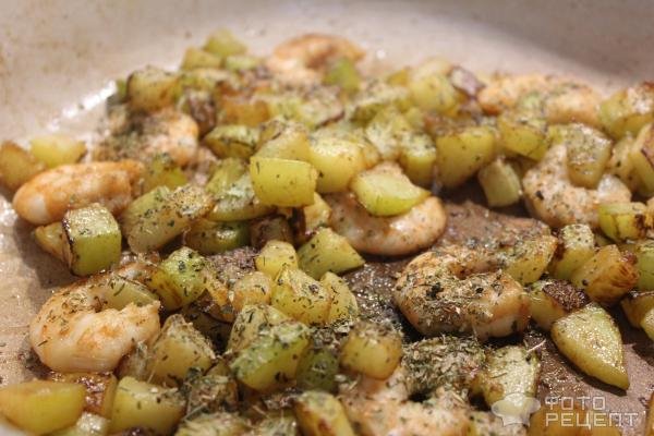 Рецепт: Паста с цукини и креветками - в сливках