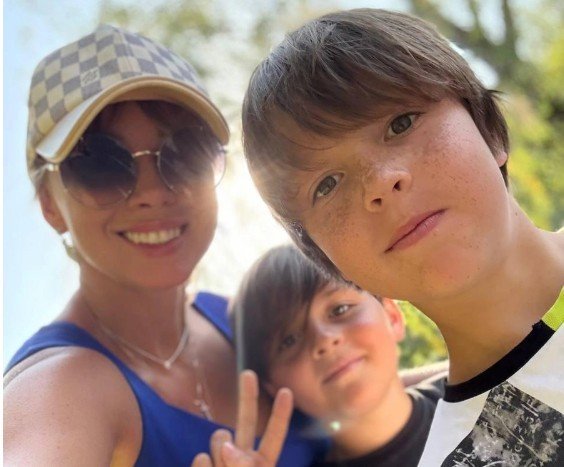 Полина и Дмитрий Дибров вместе побывали на школьной линейке сыновей