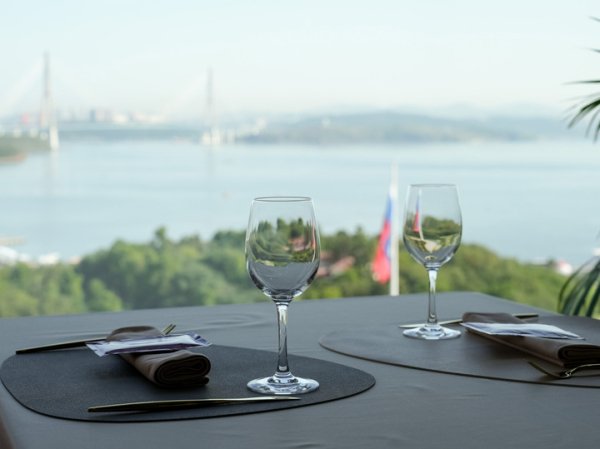 Крабовый привкус ВЭФ: чем кормят гостей на острове Русский