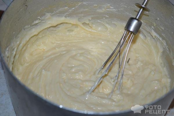 Рецепт: Торт "Счастье" - Слоеный с клубникой, орехами и заварным кремом