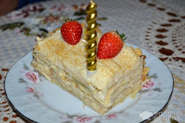 Рецепт: Торт "Счастье" - Слоеный с клубникой, орехами и заварным кремом