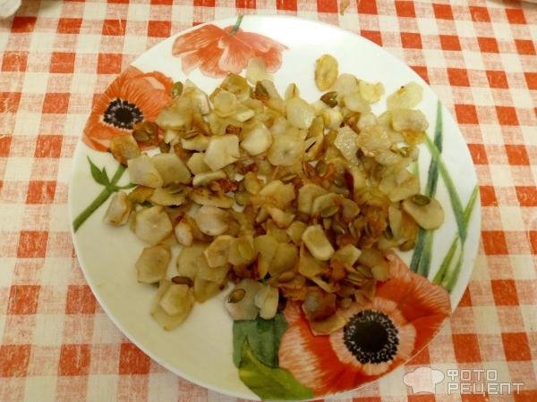 Рецепт: Топенамбур жареный с тыквенными семечками - По-домашнему