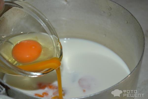 Рецепт: Торт "Счастье" - Слоеный с клубникой, орехами и заварным кремом