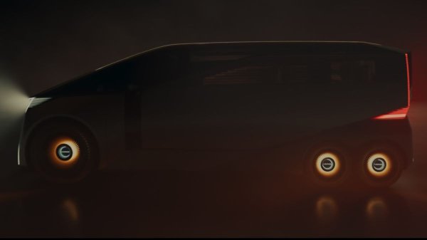 Концепты Century и Lexus: люкс-купе и шестиколесный минивэн