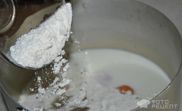 Рецепт: Торт "Счастье" - Слоеный с клубникой, орехами и заварным кремом