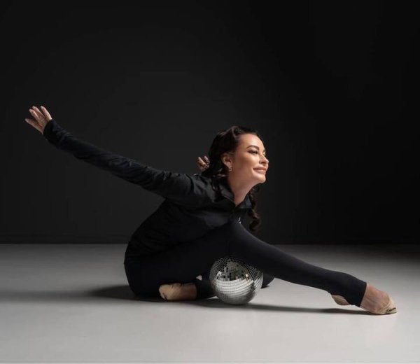 46-летняя Юлия Барсукова прогнулась кошечкой в костюме в обтяжку