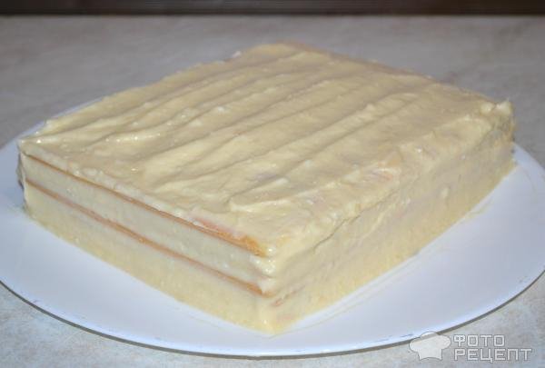 Рецепт: Торт "Счастье" - Слоеный с клубникой, орехами и заварным кремом