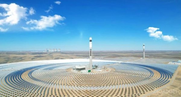 В Китае запущен первый в мире двухбашенный гелиоконцентратор с умным полем зеркал (3 фото)