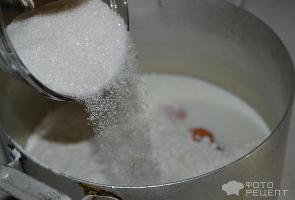 Рецепт: Торт "Счастье" - Слоеный с клубникой, орехами и заварным кремом