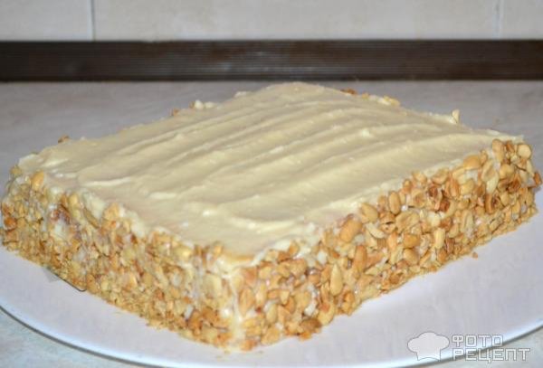 Рецепт: Торт "Счастье" - Слоеный с клубникой, орехами и заварным кремом