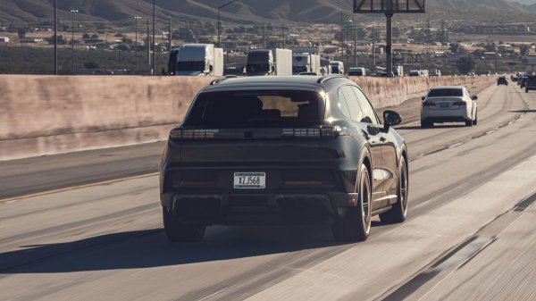 Porsche Cayenne Electric: новые фото и подробности о батарее