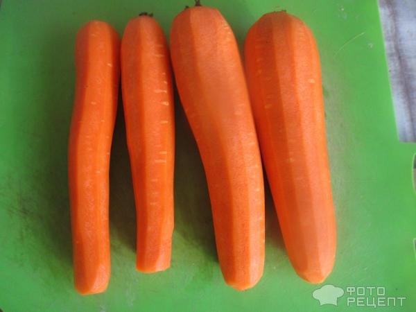 Рецепт: Морковный салат - с чесноком, орехами, яблоками под майонезом