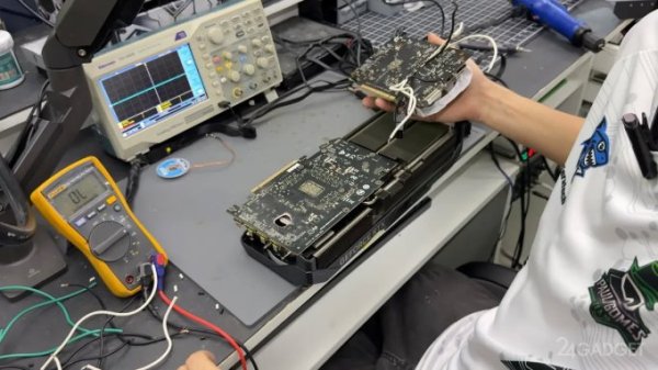 Энтузиасты починили продырявленную GeForce RTX 5070 Ti с помощью AMD Radeon RX 580 (3 фото + видео) Энтузиасты починили продырявленную GeForce RTX 5070 Ti с помощью AMD Radeon RX 580 (3 фото + видео)
