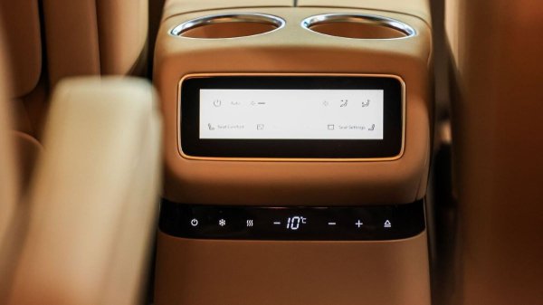 Для России анонсирован гибридный кроссовер Exeed ET8