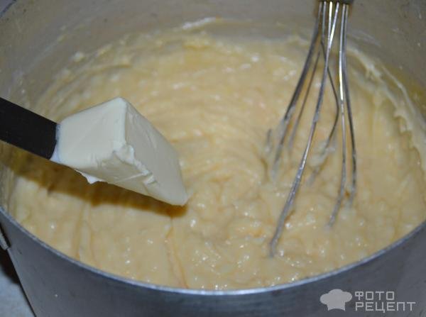 Рецепт: Торт "Счастье" - Слоеный с клубникой, орехами и заварным кремом