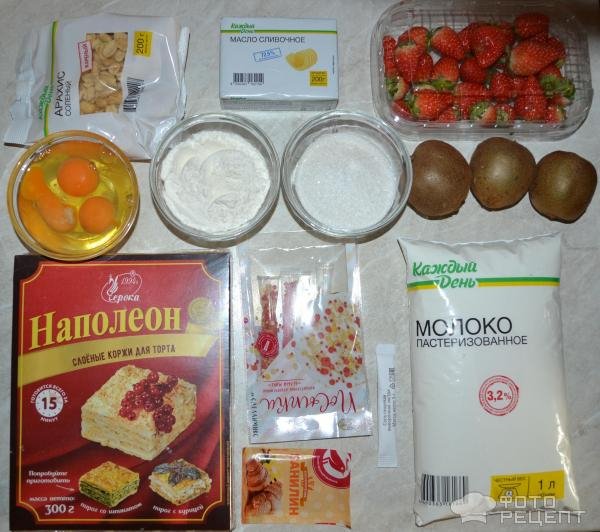 Рецепт: Торт "Счастье" - Слоеный с клубникой, орехами и заварным кремом