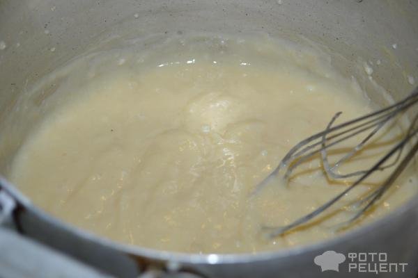 Рецепт: Торт "Счастье" - Слоеный с клубникой, орехами и заварным кремом