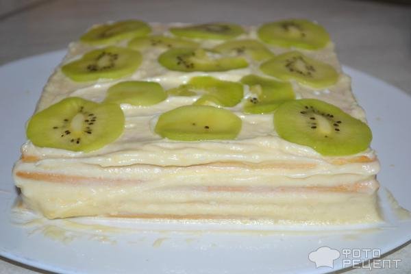 Рецепт: Торт "Счастье" - Слоеный с клубникой, орехами и заварным кремом