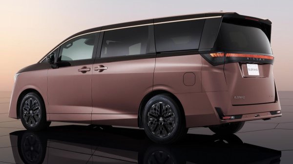 Показан минивэн Nissan Elgrand четвертого поколения