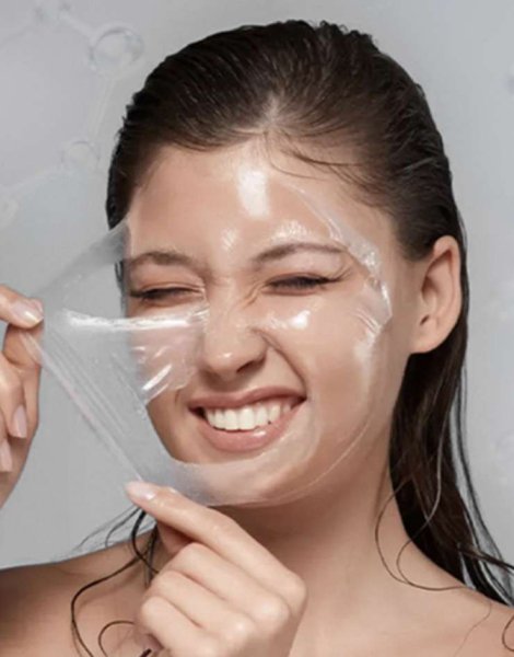 Маска-пленка: тренд в уходе за кожей, популярный в 90-е