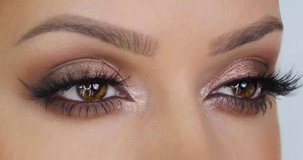 Осенняя загадка: как выполнить нюдовый макияж smoky eye с темным акцентом