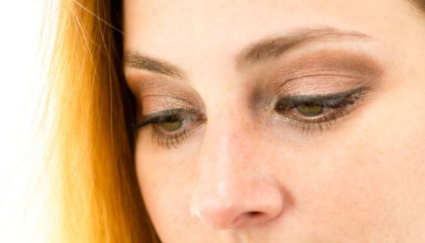 Осенняя загадка: как выполнить нюдовый макияж smoky eye с темным акцентом