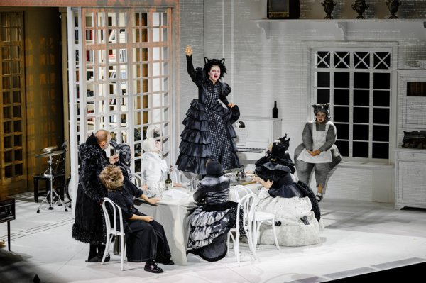 Васса Железнова в исполнении Юлии Пересильд &mdash; деловая красавица в кокошнике и с щукой в руках