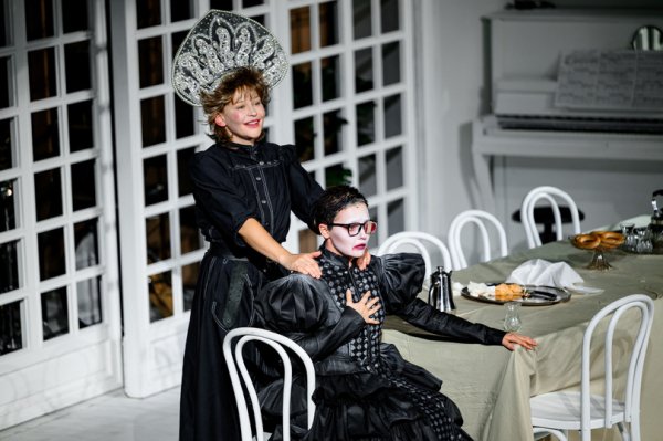 Васса Железнова в исполнении Юлии Пересильд &mdash; деловая красавица в кокошнике и с щукой в руках