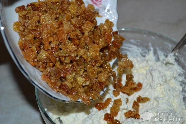 Рецепт: Запеканка творожно-фруктовая - С изюмом, тыквенными семечками и сиропом из смородины