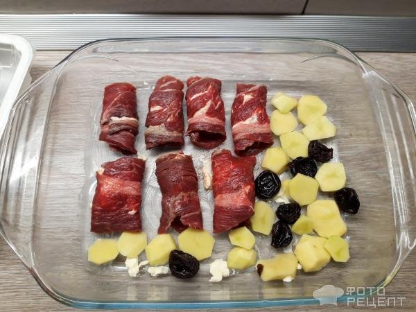 Рецепт: Запеченые беконовые рулеты - с сыром и черносливом!