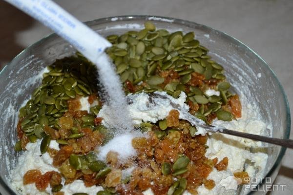 Рецепт: Запеканка творожно-фруктовая - С изюмом, тыквенными семечками и сиропом из смородины