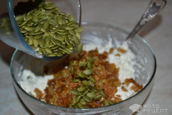 Рецепт: Запеканка творожно-фруктовая - С изюмом, тыквенными семечками и сиропом из смородины