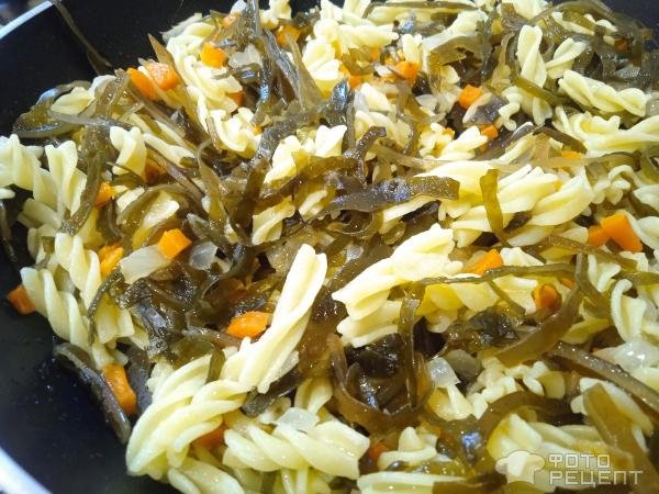 Рецепт: Макароны на сковороде - с морской капустой