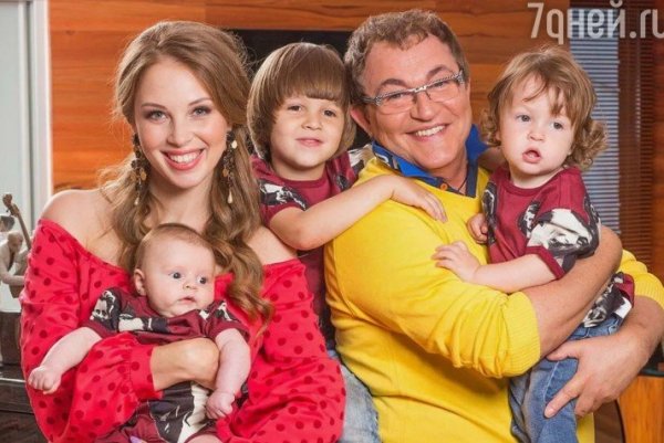 Дмитрий Дибров не планирует "отнимать" у бывшей жены свою фамилию