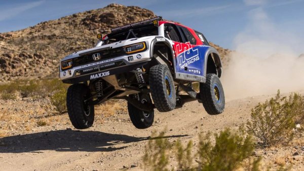 Показаны внедорожная Honda Passport HRC и раллийный Civic Type R