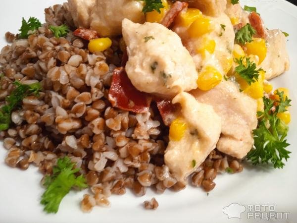 Рецепт: Куриное филе в соусе на сковороде - с кукурузой и болгарским перцем