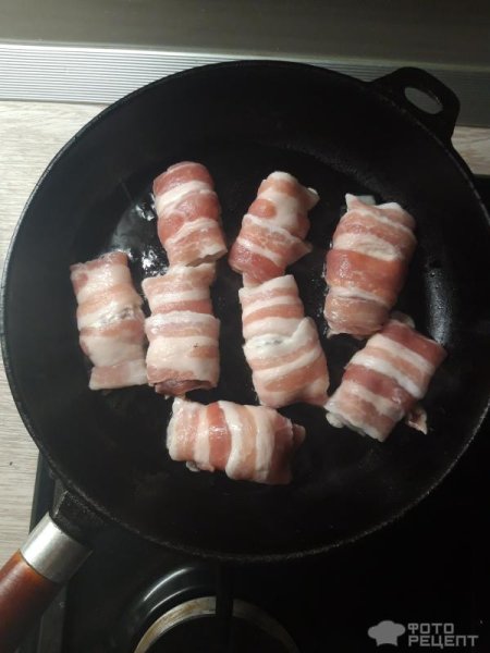 Рецепт: Запеченые беконовые рулеты - с сыром и черносливом!