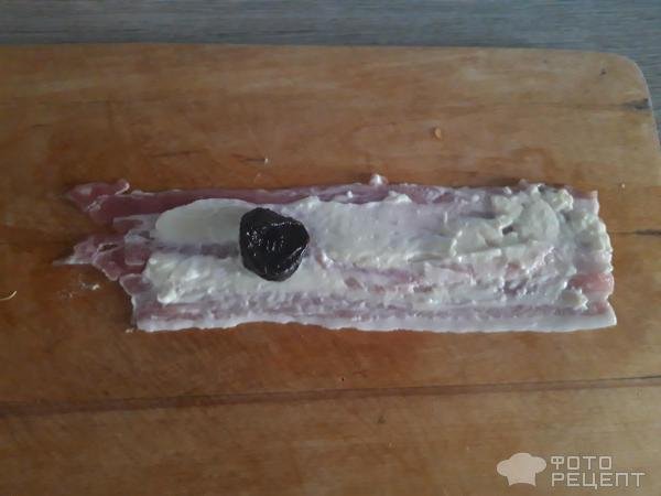 Рецепт: Запеченые беконовые рулеты - с сыром и черносливом!
