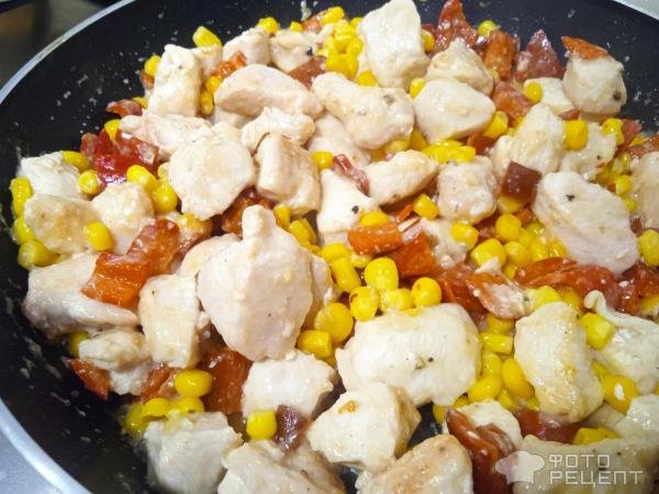 Рецепт: Куриное филе в соусе на сковороде - с кукурузой и болгарским перцем