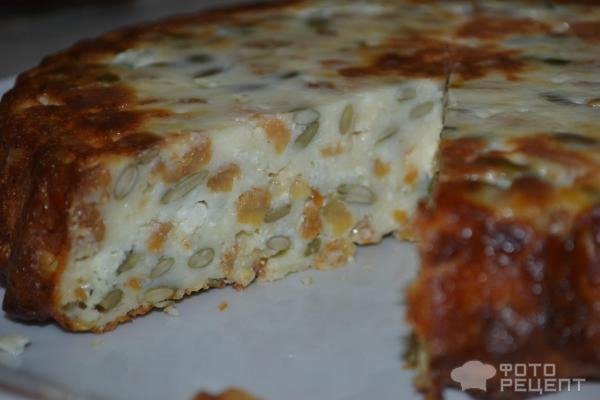 Рецепт: Запеканка творожно-фруктовая - С изюмом, тыквенными семечками и сиропом из смородины