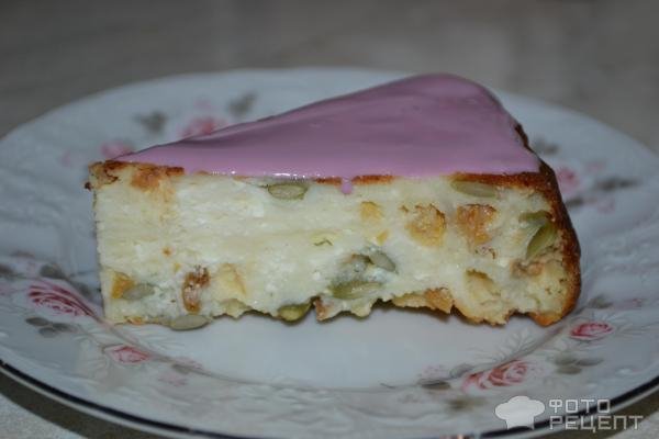 Рецепт: Запеканка творожно-фруктовая - С изюмом, тыквенными семечками и сиропом из смородины