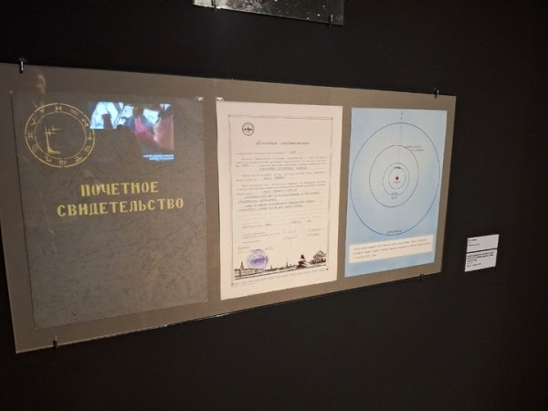 Детские фотографии, фронтовые блокноты, заграничные магнитофоны: в Москве открылась выставка к 110-летию Константина Симонова