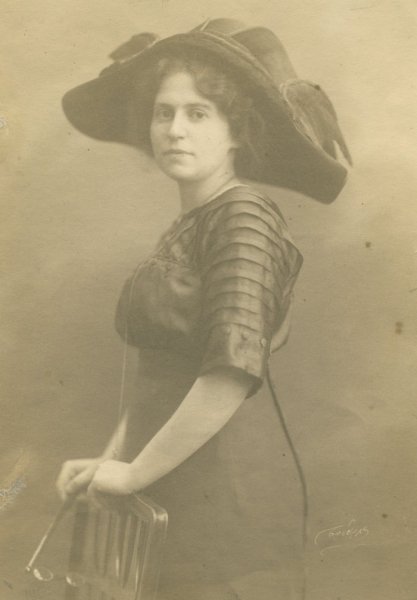 Девушка в белой накидке