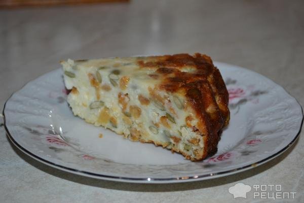 Рецепт: Запеканка творожно-фруктовая - С изюмом, тыквенными семечками и сиропом из смородины