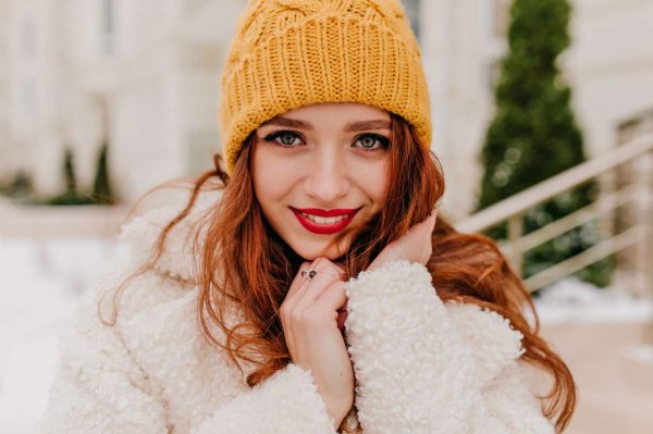 Шесть лайфхаков, как сохранить объем прически под шапкой Шесть лайфхаков, как сохранить объем прически под шапкой