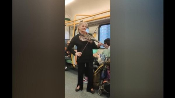 Уличные музыканты перебираются в электрички