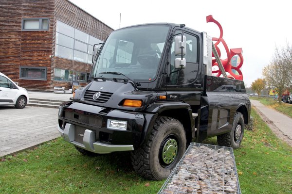 Юбилейный Mercedes Unimog примерил люксовый костюм